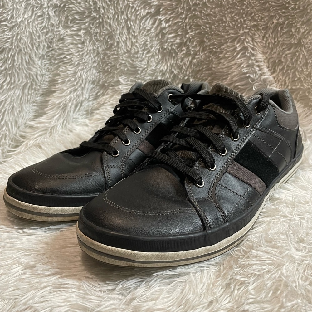 Skechers Relaxed Fit Mens Size 10  Leather Lace Up,  Sneakers SN 63619.